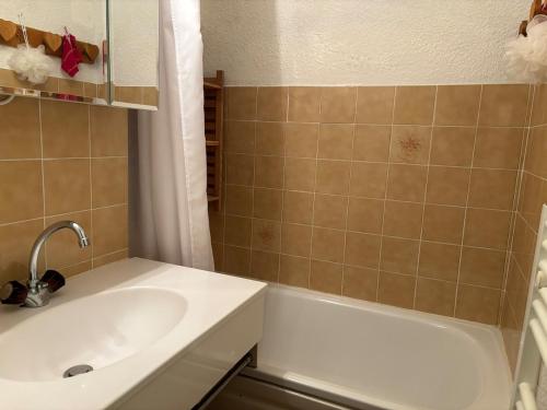 une salle de bain avec un lavabo et une baignoire dans l'établissement Le Panoramique I Studio, à Thollon-les-Mémises