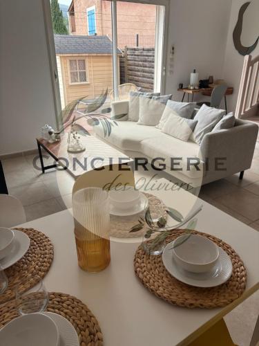un salon avec un canapé et une table dans l'établissement Maison avec terrasse, à Cuers