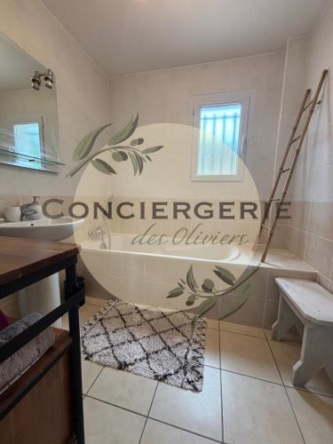 La salle de bains est pourvue d'une baignoire et d'un panneau mural. dans l'établissement Maison avec terrasse, à Cuers