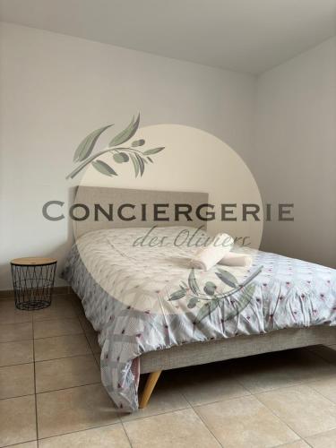 - un lit dans une chambre avec un panneau mural dans l'établissement Maison avec terrasse, à Cuers