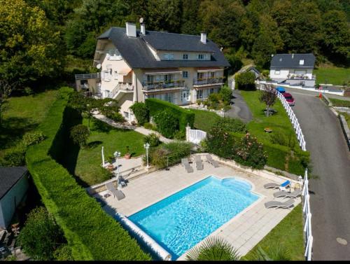 une vue aérienne d'une maison avec piscine dans l'établissement Pyrénées studio, vue, piscine, à Ayzac-Ost