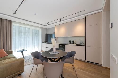 Η κουζίνα ή μικρή κουζίνα στο Modern 2 BD Apartment by Domvia
