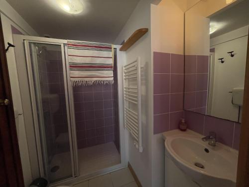 une salle de bain avec douche et lavabo dans l'établissement La Maison du Marin, à Saint-Gilles-Croix-de-Vie