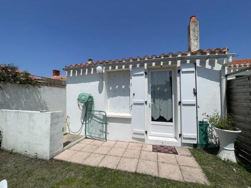 une maison blanche avec un tuyau attaché dans l'établissement La Maison du Marin, à Saint-Gilles-Croix-de-Vie