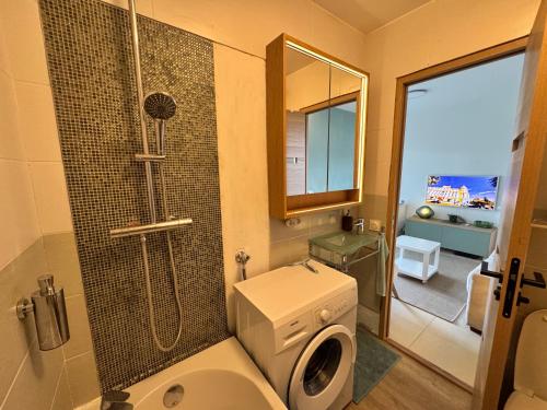 une salle de bain avec une douche, des toilettes et un lavabo dans l'établissement Art Studio Nice, à Nice