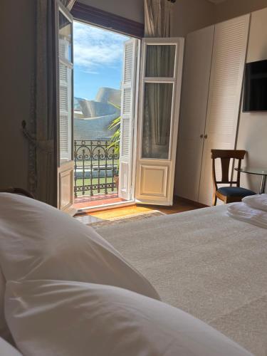 Una cama o camas en una habitación de Guggenhome Bilbao