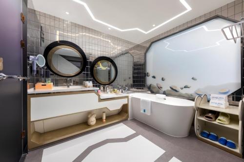 Ένα μπάνιο στο Hainan Sangem Moon Hotel