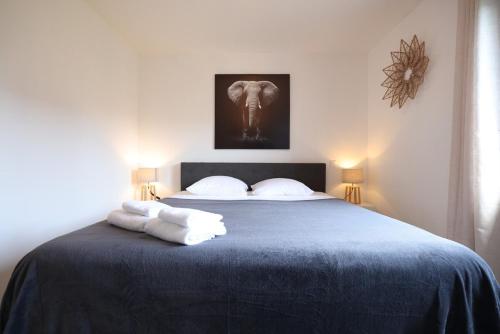 une chambre avec un lit avec des serviettes blanches dessus dans l'établissement Superbe Villa climatisée, piscine, jardin, parking, au Plan-de-la-Tour