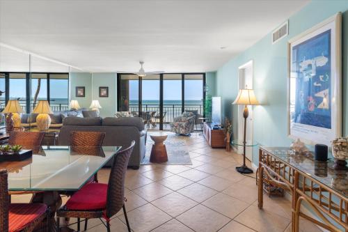 Una sala de estar con vista al mar. en Beach Club Seabreeze 103, en Key West