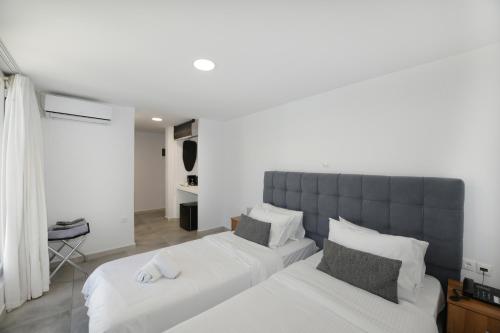 Postel nebo postele na pokoji v ubytování Mykonos Kosmoplaz Beach Resort Hotel