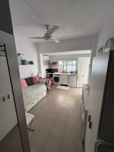 un salon avec un lit et une cuisine dans l'établissement STUDIO -PATIO ANDALUZ-, à Marbella