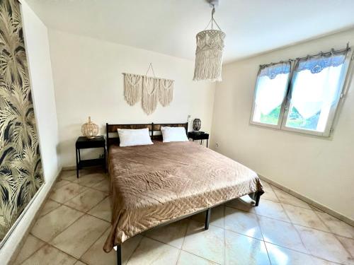 une chambre avec un lit et deux fenêtres dans l'établissement Maison PORT FREJUS, à Fréjus