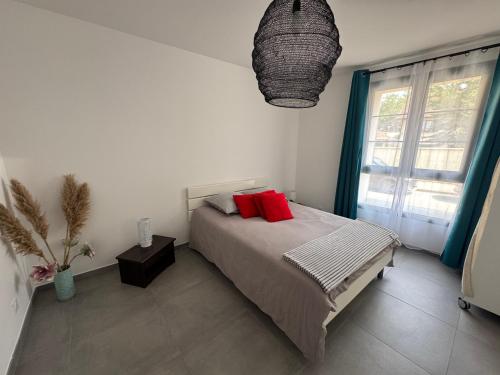 Ένα ή περισσότερα κρεβάτια σε δωμάτιο στο Hébergement neuf, centre-ville de Morestel - Résidence Boyraz