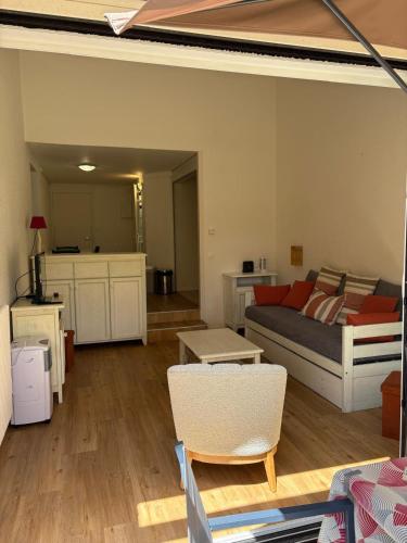 un salon avec un canapé et une table dans l'établissement St Cyprien golf appart avec terrasse et piscine, à Saint-Cyprien