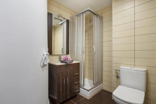 マタローにあるMatarolux 6のバスルーム(トイレ、シャワー付)