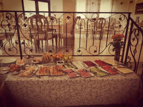 Una mesa con platos de comida encima. en Family Hotel Rai, en Shumen