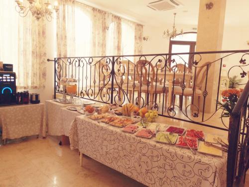 una mesa con comida en una habitación en Family Hotel Rai, en Shumen