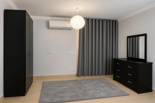 Μια τηλεόραση ή/και κέντρο ψυχαγωγίας στο Quiet and distinctive apartment with a wonderful v