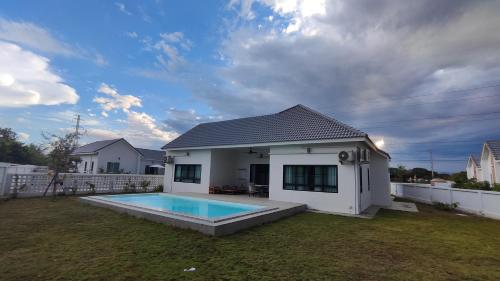 Kolam renang di atau dekat dengan Avipoolvilla