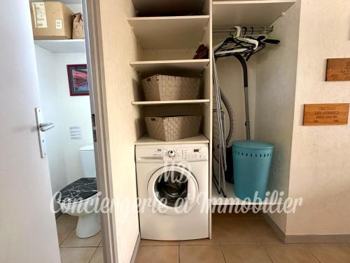 - une buanderie avec un lave-linge et un sèche-linge dans l'établissement Maison avec jardin et parking, à Capbreton