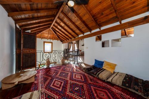 1 dormitorio con 1 cama grande con alfombra roja en Jasmine Villa Kaya Köy, en Fethiye