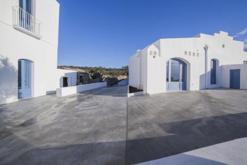 a large white house with a large driveway at La Casa di Gioia - Dimora Rurale in Trappeto