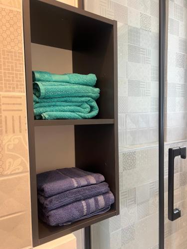 un porte-serviettes avec des serviettes dans une salle de bain dans l'établissement Appartement Clim & wifi proche gare, à Montpellier