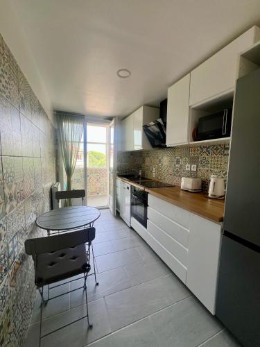 - une cuisine avec une table et une petite table dans l'établissement Appartement Clim & wifi proche gare, à Montpellier