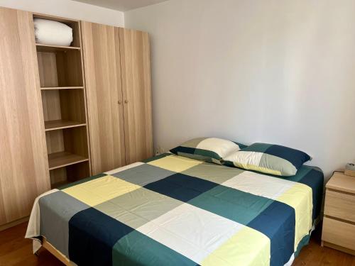 - une chambre avec un lit bleu et jaune dans l'établissement Appartement Clim & wifi proche gare, à Montpellier