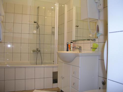 a bathroom with a sink and a shower at Aparthotel Pecic in Gradac
