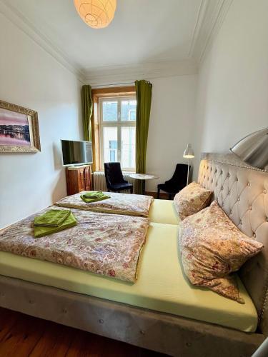a bedroom with a large bed with two pillows at Gästezimmer am Hansaplatz in Hamburg