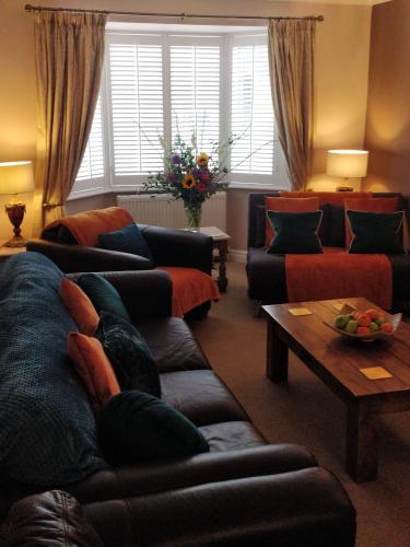 a living room with couches and a coffee table at Brandeston Close in Great Waldingfield