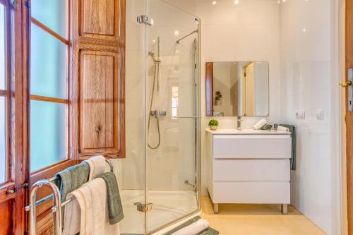 une salle de bain avec douche et lavabo dans l'établissement Casa Vileta, à Palma de Majorque