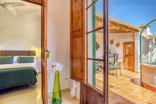 une chambre avec un lit et un balcon dans l'établissement Casa Vileta, à Palma de Majorque
