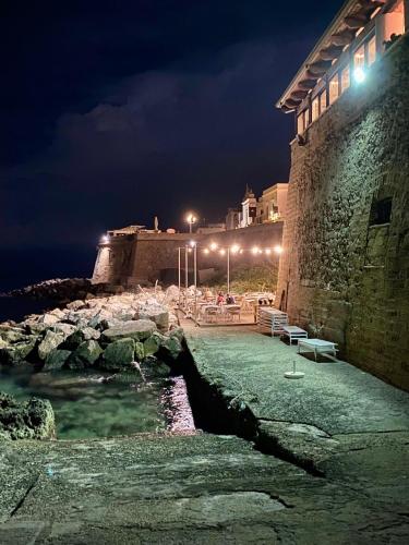 a building at night with a body of water at Il Posticino di Tiggiano in Tiggiano