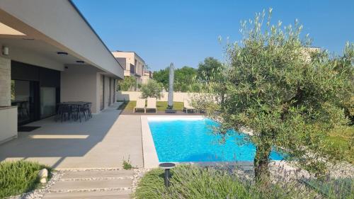 Villa Olive - Modern atrium villa with heated pool and large garden near Porec