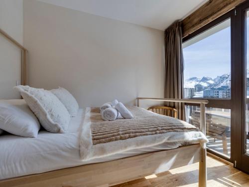 une chambre avec un lit et une grande fenêtre dans l'établissement Appartement Tignes 7 pers, 3 ch, proche pistes - FR-1-641-118, à Tignes