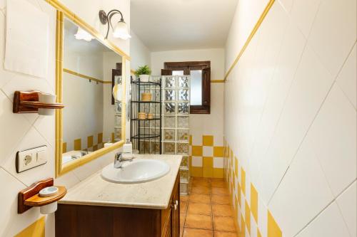 a bathroom with a sink and a mirror at Cortijo La Jimena in Benablón