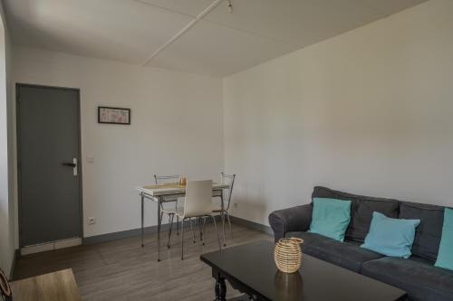 un salon avec un canapé et une table dans l'établissement Appartement centre ville pour 2 personnes, à Andernos-les-Bains