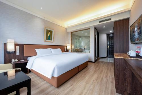 Ένα ή περισσότερα κρεβάτια σε δωμάτιο στο Beijing AC Art Museum Hotel--Breakfast Buffet, Bar&coffee, Gym, City Center, close to Australia Embassy, Canada Embassy,Lama Temple, Forbidden City, Tikoo Li Sanlitun, Tian'anmen Square, Beijing International Airport&Subway Nearby&EngNearby&Private Museum