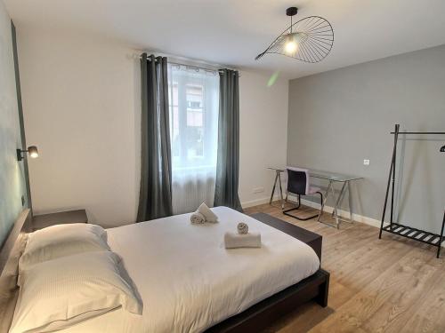 une chambre avec un lit avec un bureau et une fenêtre dans l'établissement Appartement rénové à Colmar avec jardin et terrasse - FR-1-722-11, à Colmar