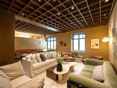 Area soggiorno di Athens Capital Suites-MGallery Collection