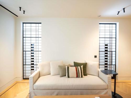 Area soggiorno di Athens Capital Suites-MGallery Collection