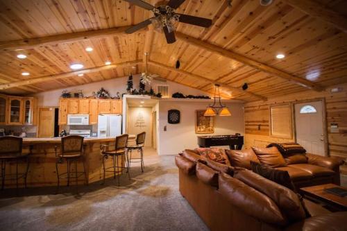 - un salon avec un canapé et un bar dans une maison dans l'établissement Luxury w Spa Foosball Near Summit - DeCarlo House, à Big Bear Lake