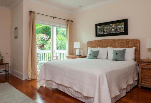 Un dormitorio con una cama grande y una ventana grande. en Windsor Townhomes 4, en Key West