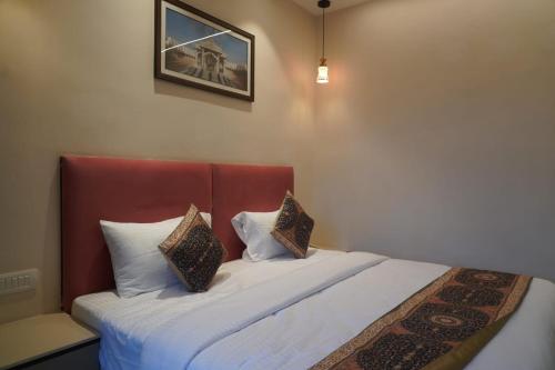 Ein Bett oder Betten in einem Zimmer der Unterkunft Hotel Anant Inn