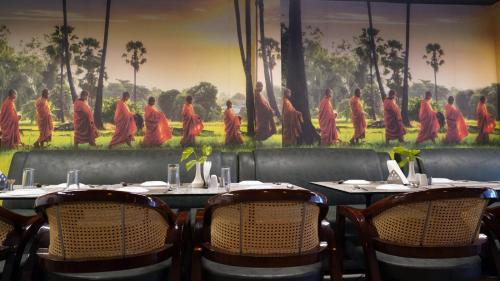 Ein Restaurant oder anderes Speiselokal in der Unterkunft Hotel Anant Inn 