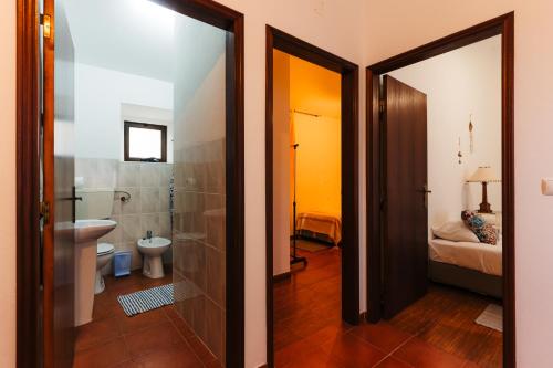 ein Badezimmer mit Toilette und Waschbecken in der Unterkunft Apartamento 2 - Fundação de Veiros in Veiros