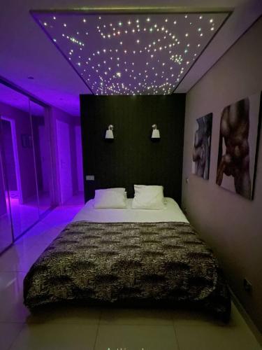 - une chambre dotée d'un lit avec des étoiles au plafond dans l'établissement Appartement KERYLOS Héliopolis K3 - Luxe 2 personnes, au Cap d'Agde