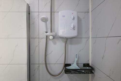 una ducha con secador de pelo en un baño en Charming 2 Bed with Fast Wi-Fi, en Longford
